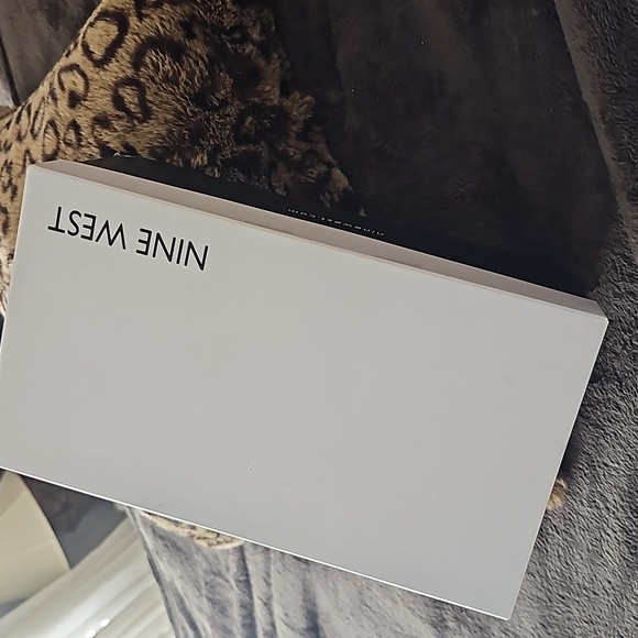 NINE WEST SILVER METALLIC SANDALS - Picture 7 of 7